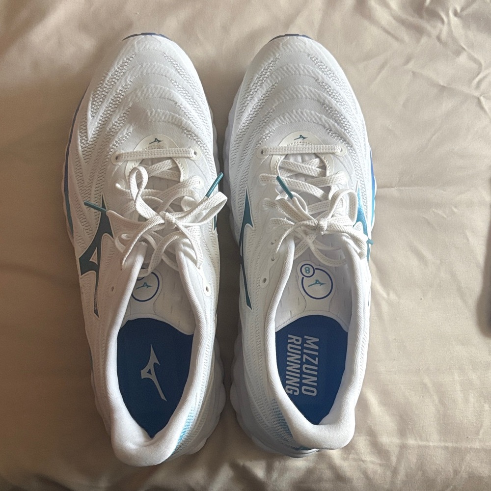 Mizuno White Running Sneakers with Teal Accents